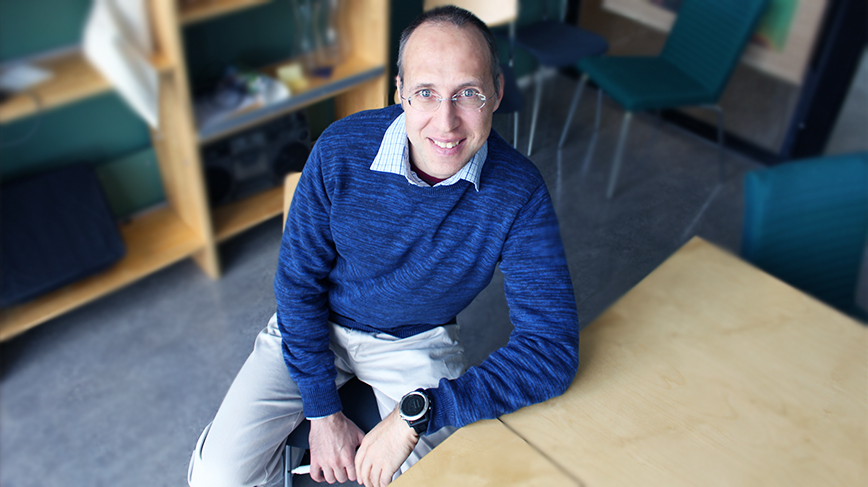 Egor Babaev, Professor in Condensed matter theory, Department of Physics at KTH. Photographer: Sofia Nyström (web_Egor_babajev.jpg) Egor Babaev, Professor in Condensed matter theory, sits down posing for the photograper.